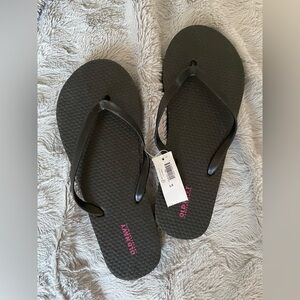 Flip flops (2 pairs)